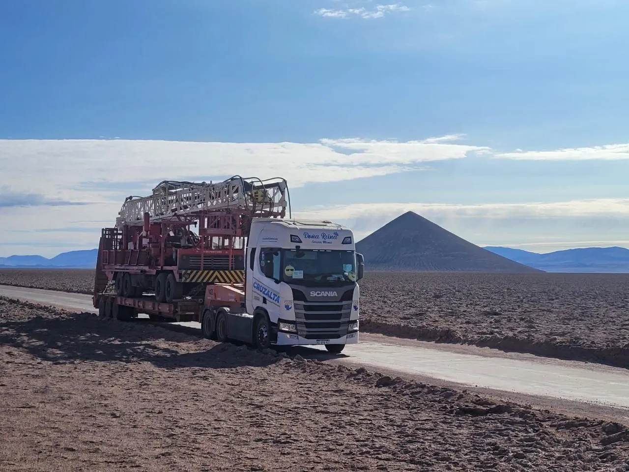 Camión Cruzalta en ruta de alta montaña, Puna argentina